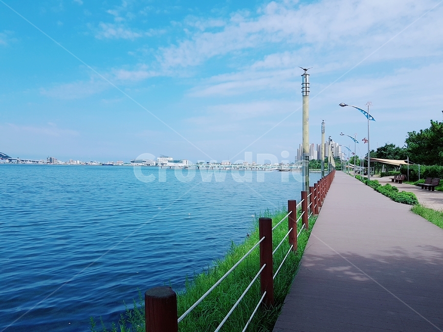 물,water,호수,lake,난간,공원,산책,여유,경치,하늘,sky,구름,cloud,자연,nature,여름,summer,자연,풍경,nature,landscape,railing,waterfront,워터 프론트,banister,handrail