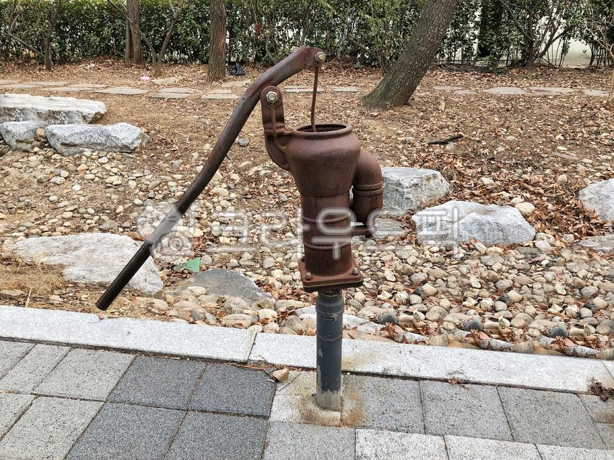 펌프,작두펌프,우물펌프,물펌프,수동,파이프,돌,파편,바닥,호스,옥외,보도,금속,조약돌,pump,smallheadpump,wellpump,waterpump,manual,pipe,stone,debris,floor,hose,outdoors,walkway,metal,cobblestone