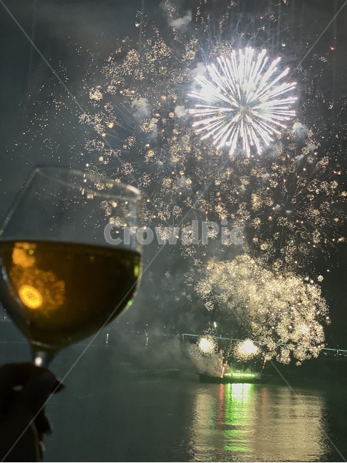 파티,아경,밤바다,와인,불꽃,불꽃축제,와인잔,야경,밤,풍경,nightscape,night,landscape,기념일,축하,anniversary,congratulation,celebrate,celebration,술,주류,alcohol