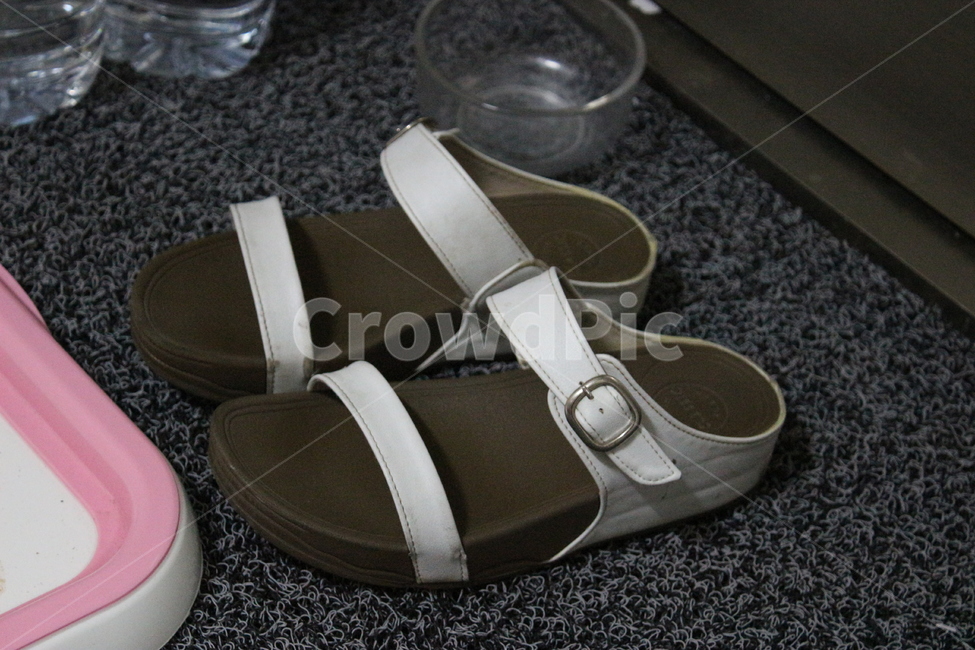 샌들,sandal,신발류,footwear,신발,그릇,유리그릇,유리,흰신발,흰색