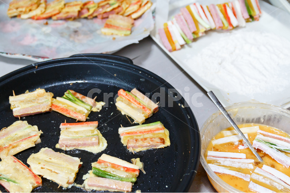 산적,명절준비,명절음식,꼬치,음식,전,추석,설날,한가위,적,햄,맛살,야채,이쑤시개,미니산적,단무지,색상,부침개,구이,부침,튀김,프라이팬,후라이팬,기름,계란,계란옷,요리,밀가루,한국음식,한국전통,한국문화,korean traditional,korean culture,음식,식재료,요리,food,cook,meal,dishes,food reserves,한식,한국음식,한국요리,korean food,korean dishes,korean meal,korean cook