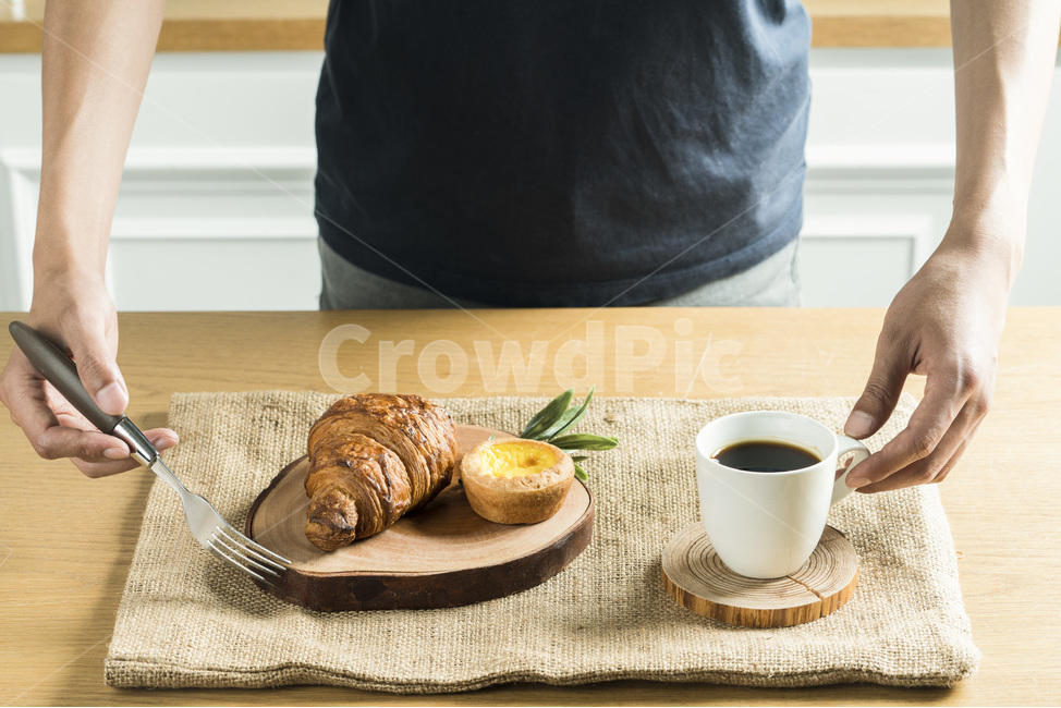 식사,음식,빵,브레드,주방,쿠킹,meal,bread,아침,런치,베이커리,부엌,식탁,food,밀가루음식,테이블웨어,나무,원목,wood,손,남자,hand,커피,coffee,morning,건강,웰빙,사람,인물,인간,human,person,신체일부,몸,body,음식,식재료,요리,food,cook,meal,dishes,food reserves,빵,bread,연출,컨셉,콘셉,direction,concept