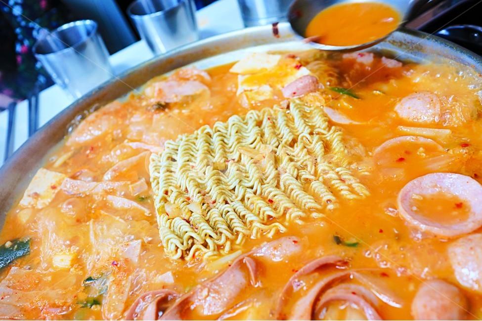 부대찌개,라면,찌개,햄,한식,소시지,국물,음식,식재료,요리,food,cook,meal,dishes,food reserves,면류,면요리,noodles,한식,한국음식,한국요리,korean food,korean dishes,korean meal,korean cook