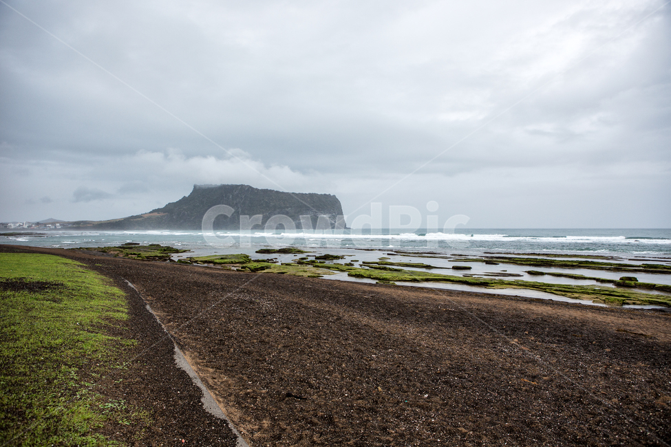 풍경,자연,제주도,해변,광치기해변,성산일출봉,구름,흐린하늘,바다,이끼,자연,풍경,nature,landscape,한국자연풍경,한국자연경관,korea nature landscape,제주도,jeju,jeju island,outdoors,옥외,land,땅,dirt road,흙길,road,도로,gravel,자갈,sea,ocean,대양,water,물,shoreline,해안선,ground,바닥