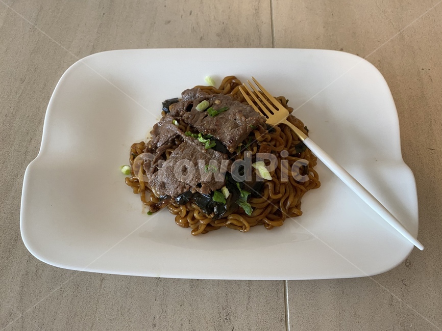 짜파구리,짜파게티,짜장라면,라면,짜장면,소고기,채끝살,점심,국수,너구리,흰접시,홈메이드,혼밥,집밥,포크,음식,한식,한국음식,koreanfood,noodles,noodle,blacknoodle,food