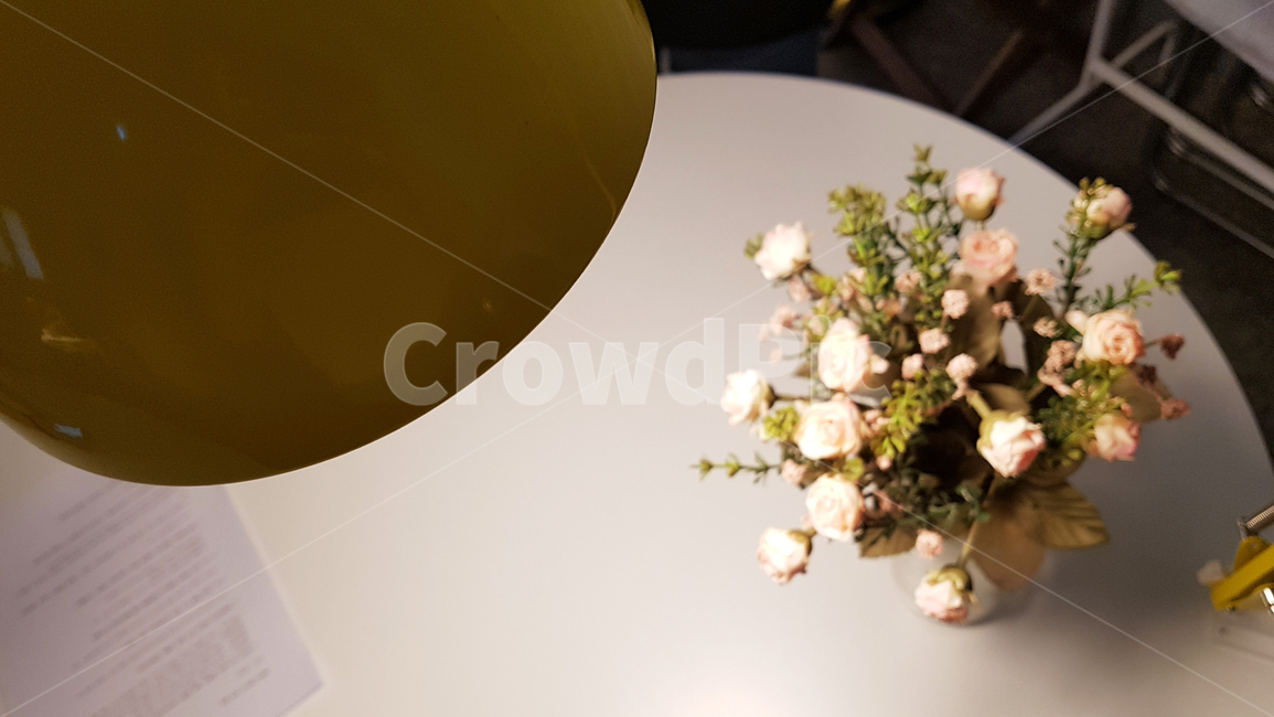 카페,탁자,조명,꽃다발,여유,누림,쉼,공간,식물,빛,cafe,light,flower,healing