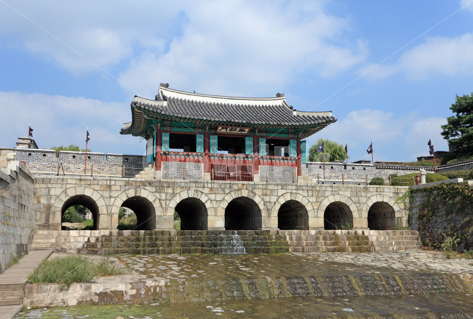 화홍문,수원화성,수원성,수원,화성,문화재,사적,풍경,성,누각,망루,정자,문,건물,건축,건축물,전통건축,전통건축물,수문,물,개천,하천,유적,유적지,성곽,명소,유네스코,세계문화유산,문화유산,세계유산,고건축,조선,조선시대,관광지,문화,역사,수원시,경기도,한국,한국전통,한국문화,korean traditional,korean culture,랜드마크,landmark,tourist attraction,한국랜드마크,한국관광지,한국명소,korea landmark,korea tourist attraction,건축물,건물외관,exterior,building,structure,architecture,construction