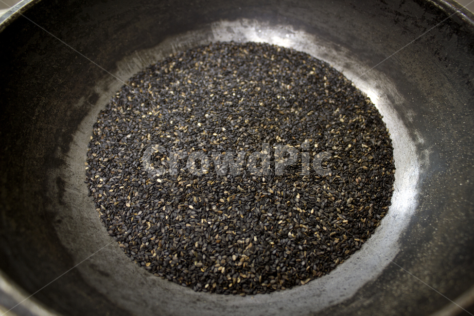 closeup,dry,dummy,grain,macro,meal,natural,nature,organic,plant,seed,seeds,그릇,냄비,웍,그을음,그을린,블랙,검정,검은색,sesameseed,sesameseeds,top,topangle,topview,깨,참깨,곡식,곡류,음식재료,식재료,식물,씨앗,씨,말린,말리는,건조,자연,클로즈업,탑앵글,탑뷰,깨소금,농작물,농촌,농사,black,검은깨,음식,양념,sesame,seasoning,food,볶기