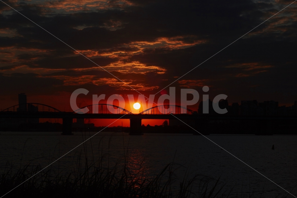 한강,노을,한강철교,일몰,서래섬,분수,반포대교,도시,풍경,city,landscape,nature,자연,outdoors,옥외,dusk,황혼,dawn,새벽,red sky,붉은 하늘,sky,하늘,sunset