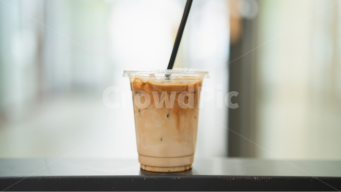 커피,카페라떼,정면,아이스,빨대,일회용,플라스틱,우유,에스프레소,섞이는,커피,카페,coffee,cafe,감성,sensible,feeling