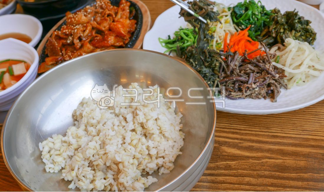 container,spinach,tableware,bibimbap,plate,barley rice,bowl,vegetables,radish sprouts,fern,Korean food,stirfried pork,ingredients,carrots,namulbap,Korean food ingredients,Bean sprouts,side dishes,restaurant,food ingredients,rice,food,meal,Jeyuk barley ric