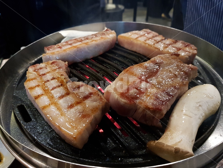삼겹살,돼지고기,버서,철판,불,고기,숯불,음식,식재료,요리,food,cook,meal,dishes,food reserves,육류,고기,meat