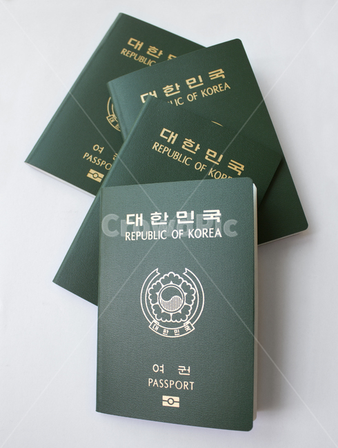 passport,id,business,card,citizen,emigration,identification,identity,international,korea,pass,republicofkorea,security,신분증,여권,한국여권,대한민국여권,사물,물건,한국,대한민국,여행,표지,겉면,비지니스,녹색,그린,초록색,흰배경,다수,여러개,많은,여행,휴가,traveling,vacation,trip