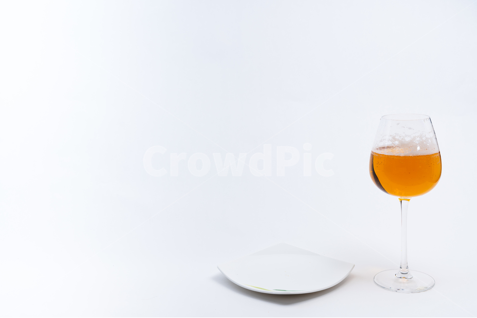 접시,그릇,도자기,와인잔,유리잔,맥주,탄산,거품,노란색,투명한,배경,하얀색,알콜,주류,차가운,담백한,딱딱한,정돈된,깨끗한,수분,정물,스튜디오,접사,시원한,술,주류,alcohol,사물,물건,오브젝트,thing,object,matter