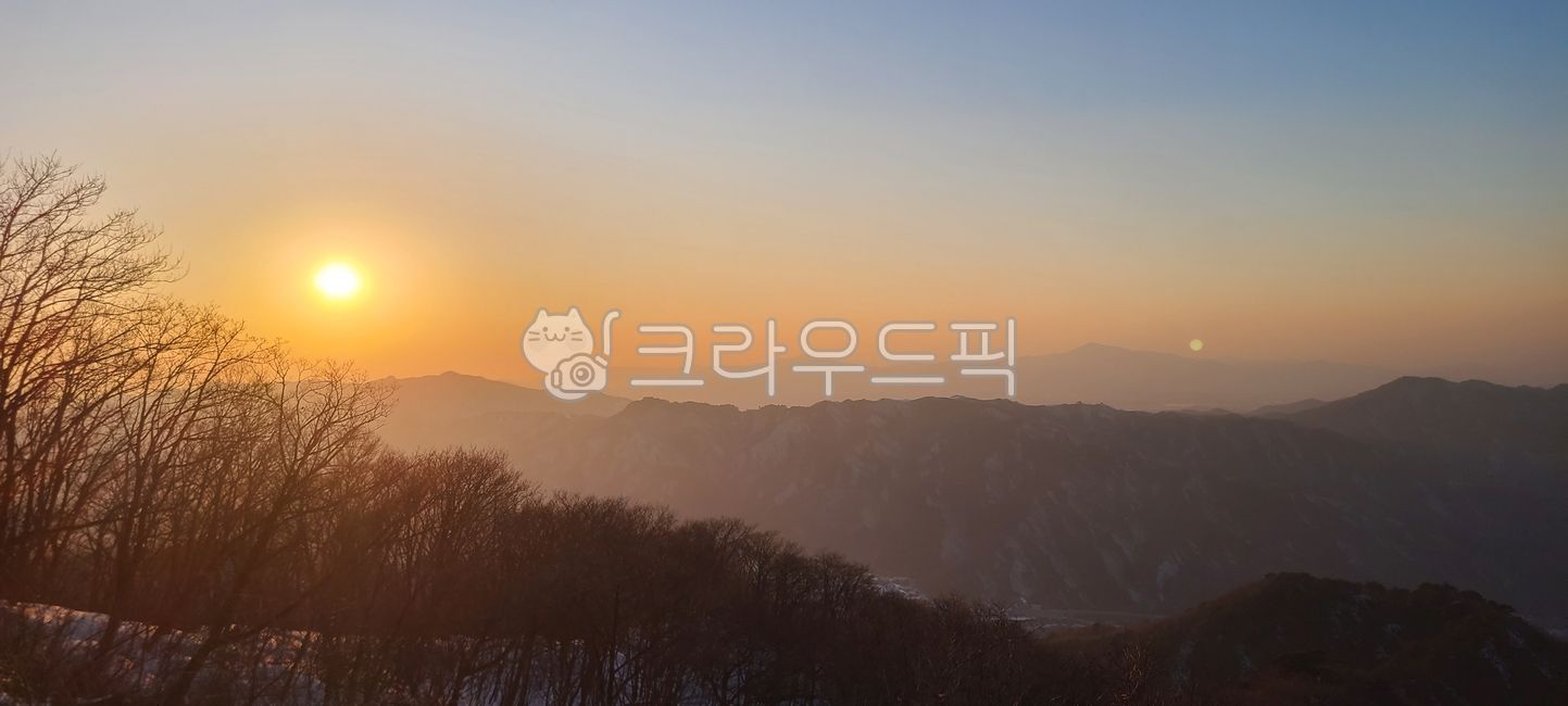 조경철천문대,경기도화천,화천,화천천문대,천문대길,observatory,관측소,광덕산,산길,능선,ridge,설산,snowmountain,노을,해질녘,저녁하늘,저녁노을,sunset,eveningsky,안개,fog