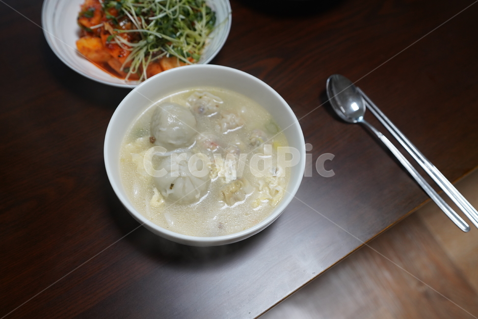 만두국,먹거리,음식,한식,식사,숟가락,요리,국물,야채,채소,plant,bowl,음식,식재료,요리,food,cook,meal,dishes,food reserves,한식,한국음식,한국요리,korean food,korean dishes,korean meal,korean cook