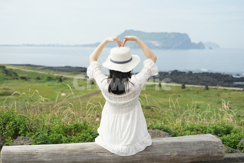 제주도,성산일출봉,뒷모습,여행,여름휴가,제주도,jeju,jeju island,사람,인물,인간,human,person,여성,여자,woman,female,lady,여행,휴가,traveling,vacation,trip,apparel,의복,clothing,의류,hat,모자