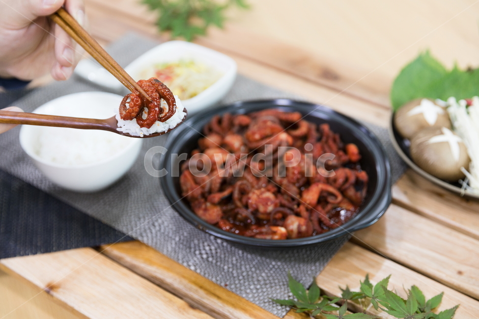 주꾸미,요리,다이어트,매운음식,식기류,건강식,조리법,그릇,테이블,식사,맛있다,먹다,별미,낙지,문어,맵다,짜다,준비,숟가락,식탁,붉다,해산물,바다요리,재료,배고프다,무침,볶음,식당,볶다,젓가락,매콤하다,양념,밥도둑,쌀,밥,야채,음식,식재료,요리,food,cook,meal,dishes,food reserves,한식,한국음식,한국요리,korean food,korean dishes,korean meal,korean cook