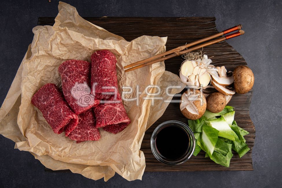 raw meat,beef,bulgogi,steak,olive oil,sirloin,ribeye,garnish,meat,salt,Korean beef,knife,vintage,dark,meal,food,special cut,top view,staged cut,pepper,studio shot,fresh,bright red,chopsticks,sauce,cooking,food,before cooking,be