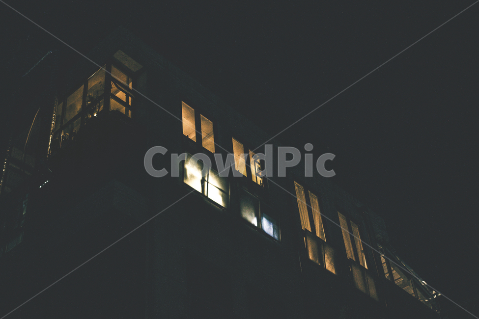 창문,밤,window,건물,저녁,대비,감성,건축물,건물외관,건물창문,어둠,dark,감정,야경,밤,풍경,nightscape,night,landscape,감성,sensible,feeling,흑백,모노톤,monochrome,black and white