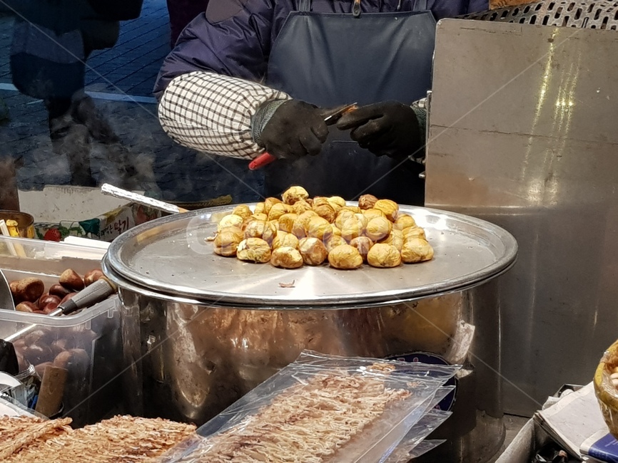 명동,밤,길거리음식,맛집,맛밤,오징어,사람,인물,인간,human,person,신체일부,몸,body,음식,식재료,요리,food,cook,meal,dishes,food reserves,디저트,간식,후식,dessert,snack