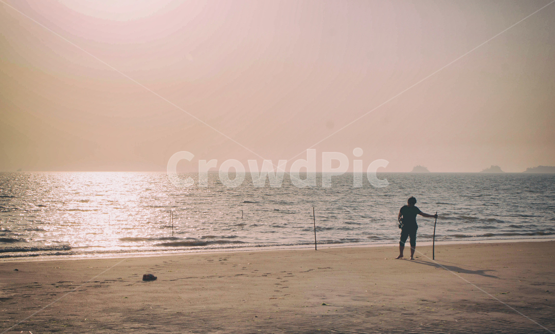 바다,해변,자연,풍경,여름바다,태양,해,sun,sunlight,햇빛,sea,beach,nature,landscape,summer,여름,자연,풍경,nature,landscape,해변,바다,beach,sea,사람,인물,인간,human,person,인물실루엣,사람실루엣,character silhouette,human silhouette,감성,sensible,feeling,고독함,외로움,쓸쓸함,우울함,슬픔,lonely,solitary,water,물,outdoors,옥외,ocean,대양