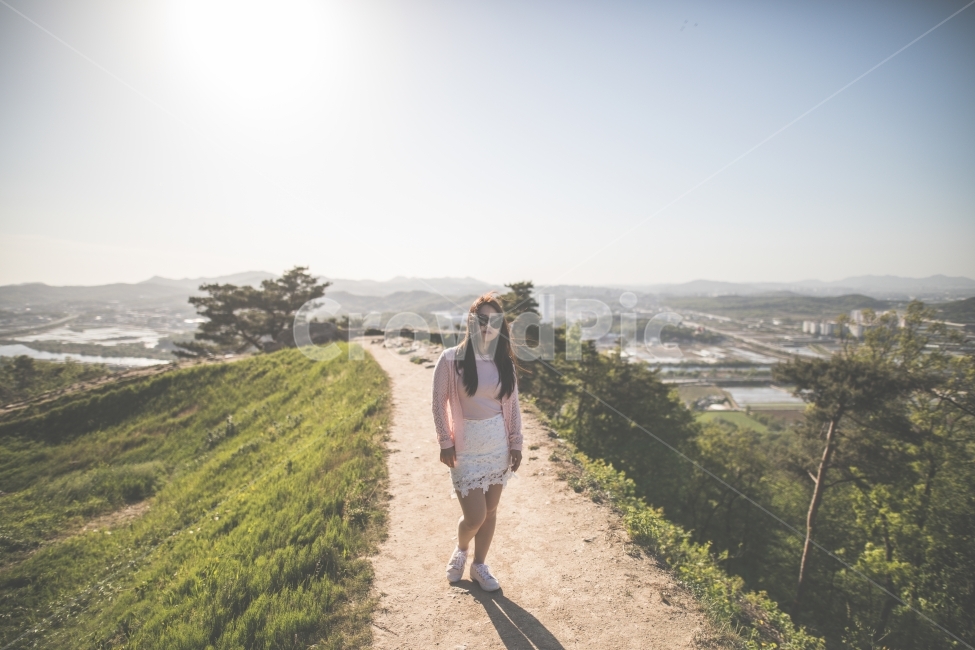 풍경,사람,여자,산책,햇살,햇빛,태양,오솔길,landscape,human,girl,walking,sunshine,sun,path,road,사람,인물,인간,human,person,여성,여자,woman,female,lady,여행,휴가,traveling,vacation,trip,감성,sensible,feeling