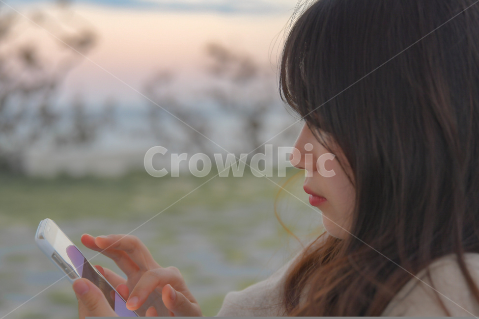 사람,인간,전화,옆모습,여자,human,person,phone,휴대전화,mobilephone,woman,노을,sunset,electronics,사람,인물,인간,human,person,여성,여자,woman,female,lady