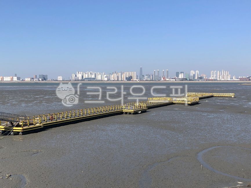 갯벌,썰물,서해바다,오이도,황새바위길,산책로,난간,다리,영종도,건물,아파트,파란하늘,하늘,가을,전망대,탑,건축물,하얀,하얀색,오션프론트,물,물가,교각,mudflat,lowtide,westsea,oido,storkbawigil,promenade,railing,bridge,yeongjongdo,building,apartment,bluesky,sky,autumn,observatory,tower,architecture,white,oceanfront,water,waterfront,pier