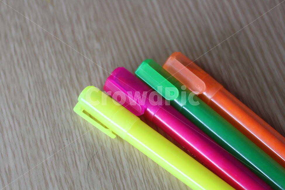 형광펜,나무무늬,펜,highlighter,필기도구,사물,물건,오브젝트,thing,object,matter,학용품,문구류,사무용품,school supplies,stationery,office supplies