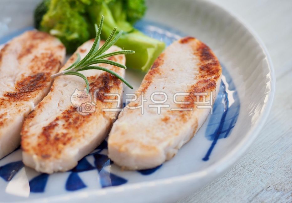 닭가슴살구이,닭가슴살,반찬,닭가슴살스테이크,닭고기,닭고기요리,고기,음식,식사,요리,다이어트식품,점심,저녁식사,grilledchickenbreast,chickenbreast,sidedish,chicken,chickendish,meat,food,meal,cooking,채소,야채,브로콜리,녹색,로즈마리
