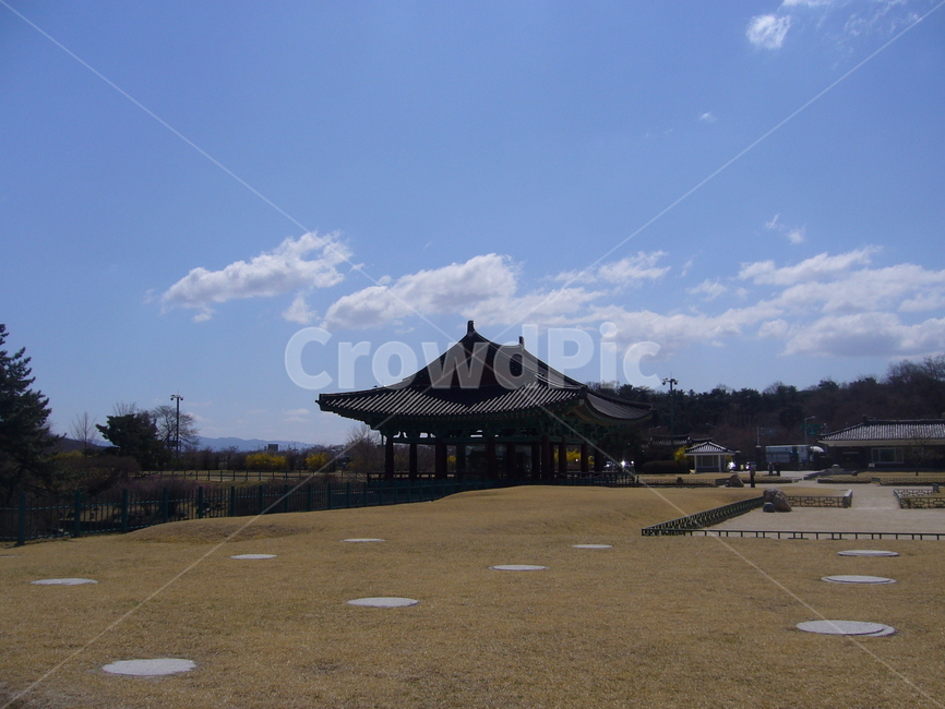 하늘,나무,경주,안압지,풀,구름,경남,sky,cloud,blue,tree,gyeongju,anapji,한국전통,한국문화,korean traditional,korean culture,건축물,건물외관,exterior,building,structure,architecture,construction
