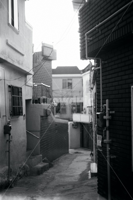 흑백사진,흑백필름,거리,옛날,골목,골목길,alley,흑백,모노톤,monochrome,black and white,town,도시,road,도로,city,시티,street,building,건물,urban,어반,alleyway