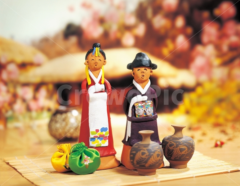 인형,전통결혼식,웨딩,가족,미소,복주머니,초가집,전통혼례복,전통적인,소품,행복한,smile,korea,연인,토기인형,신랑신부,못난이인형,백종원,한국전통,한국문화,korean traditional,korean culture,조각상,동상,석상,조형물,statue,bronze statue,stone statue,예술,art