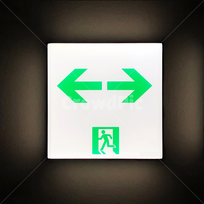 비상구,탈출,재난,대피,위험,exit,좌우,도망,어둠,비상,뛰다,화살표