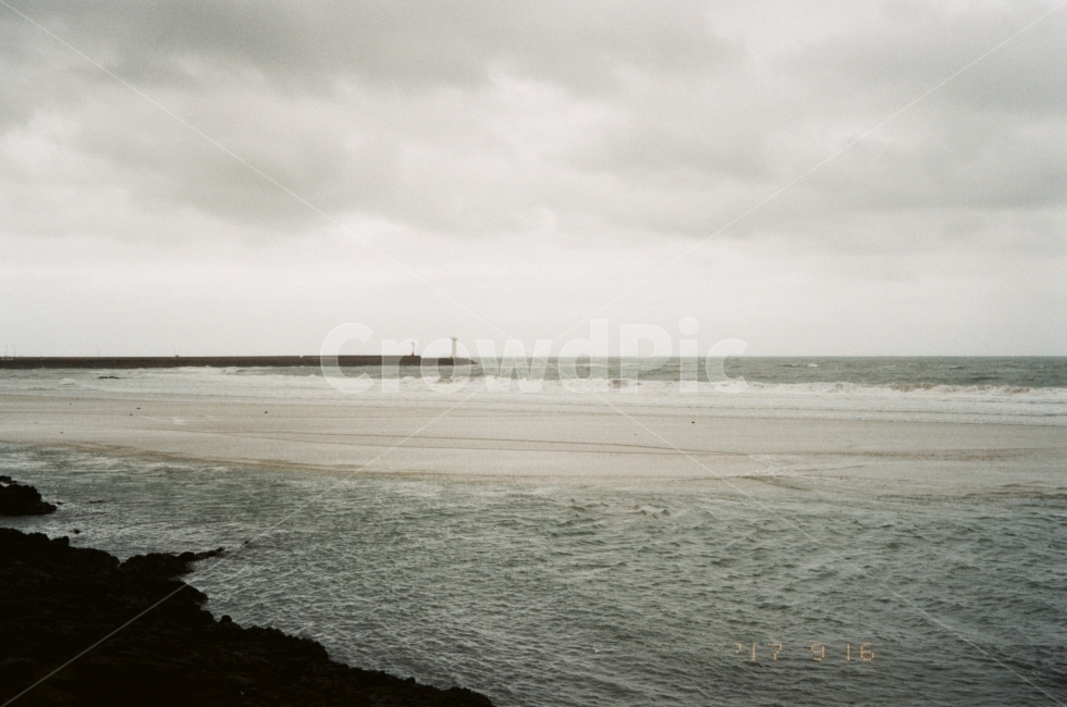 필름,여행,필름사진,제주,제주도,바다,파도,날씨,흐림,회색,구름,하늘,film,sky,grey,jeju,analog,자연,풍경,nature,landscape,한국자연풍경,한국자연경관,korea nature landscape,해변,바다,beach,sea,등대,lighthouse,제주도,jeju,jeju island,감성,sensible,feeling