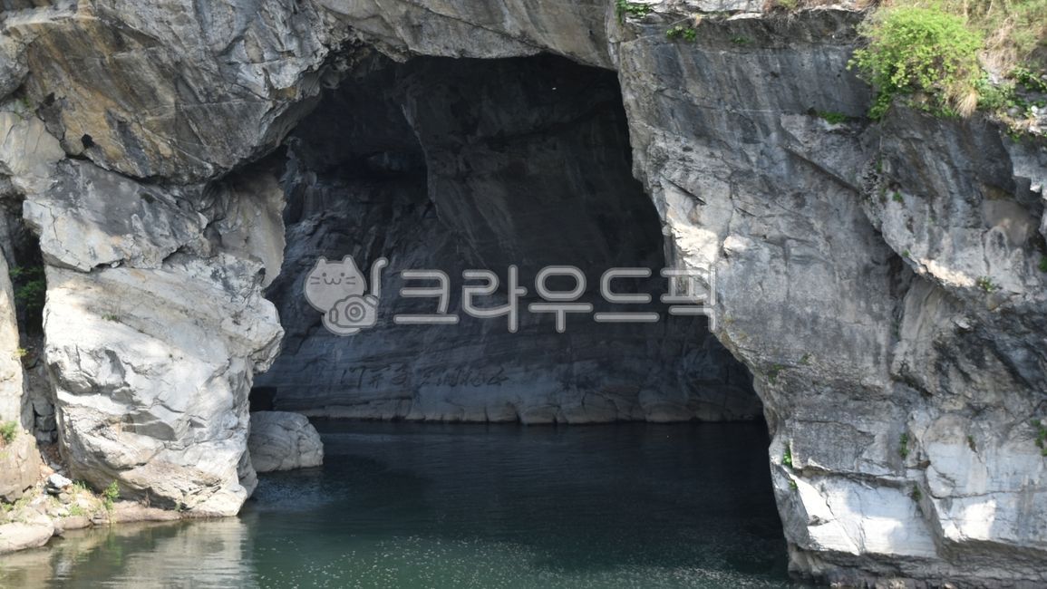 bed,,monument,Taebaek,geological attractions,natural monument,Hwang Jicheon,Obokdong Cheonjagaemun,Natural Monument No 147,bottom landform,natural,nature,Toorunae,palaeozoic,Gangwondo,Paleozoic strata,No 147,national geopark,geopark,phrase,147,Gangwon Pal