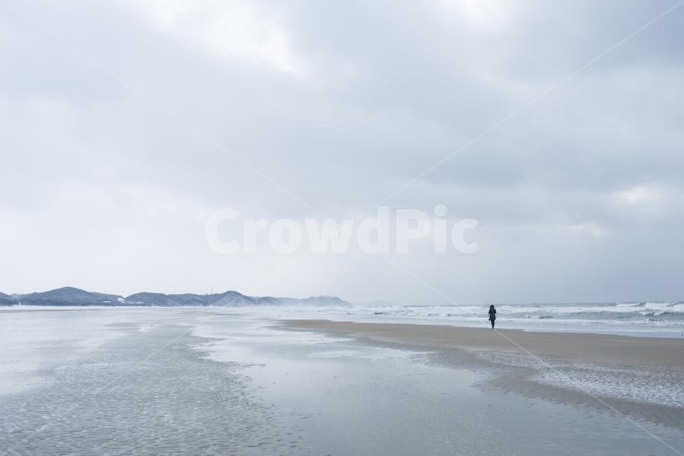 겨울,바다,하늘,외로움,해변,눈,winter,sea,sky,solitude,snow,구름,자연,풍경,인물,겨울,계절,winter,season,자연,풍경,nature,landscape,해변,바다,beach,sea,사람,인물,인간,human,person,여행,휴가,traveling,vacation,trip,고독함,외로움,쓸쓸함,우울함,슬픔,lonely,solitary,outdoors,옥외