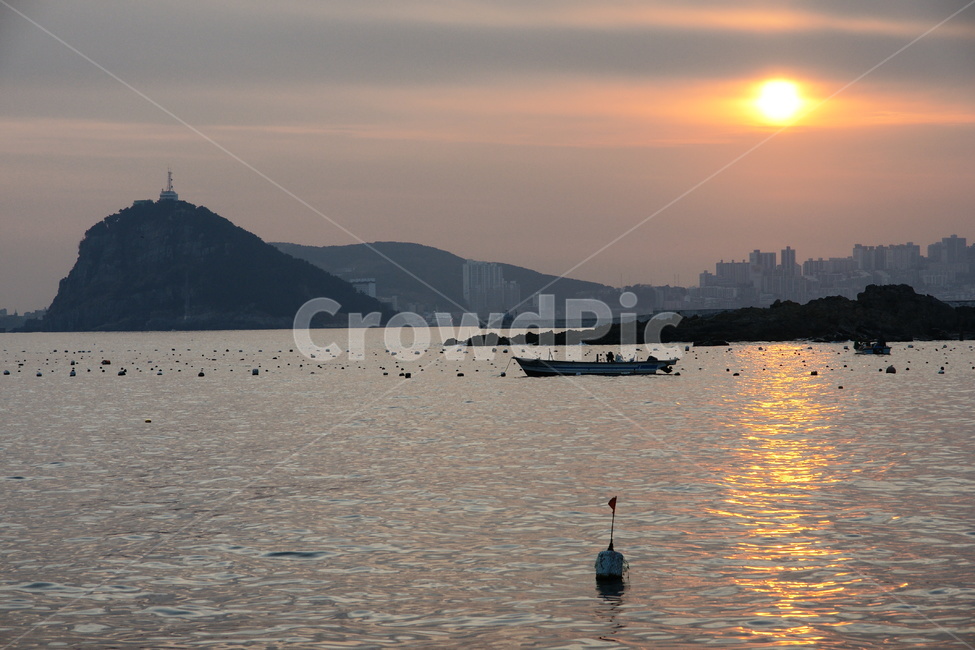 석양,이기대,바다,붉은태양,방파제,작은배,자연,풍경,nature,landscape,vehicle,차량,transportation,교통,boat,보트