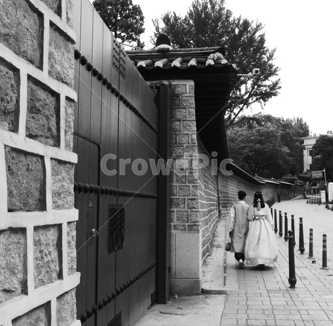 대문,한복,뒷모습,사람,한옥,기와,walkway,인간,담벼락,담,남여,흑백,흑백사진,고궁,궁,전통,건축물,커플,연인