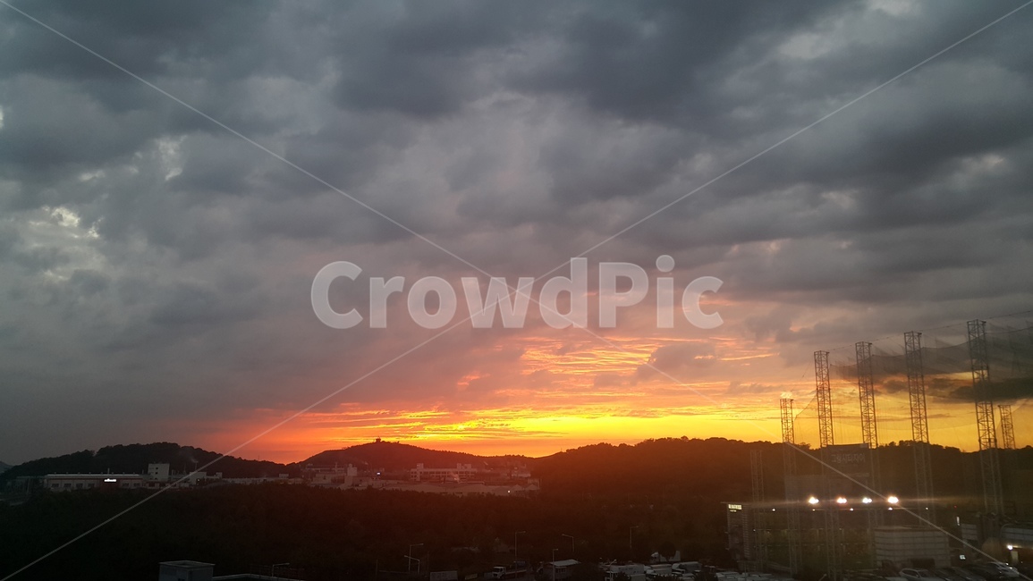 노을,하늘,구름,파랑,태양,sunset,sky,cloud,blue,sun,자연,풍경,nature,landscape,outdoors,옥외,dusk,황혼,일몰,dawn,새벽,red sky,붉은 하늘