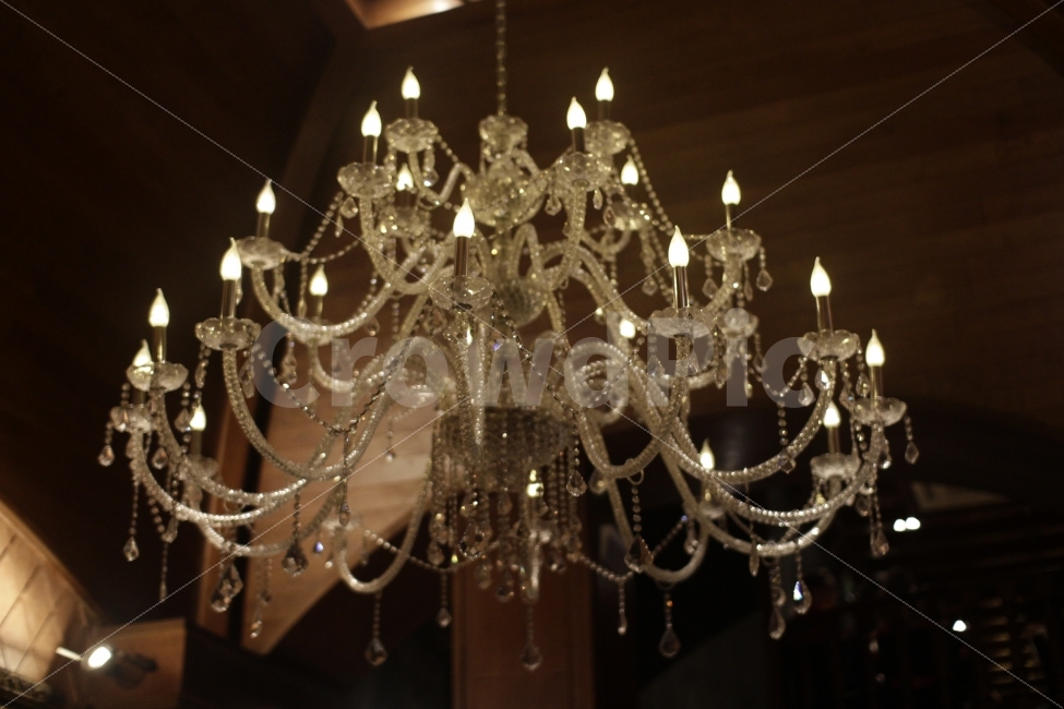 샹들리에,조명,화려함,반짝임,식당,인테리어,장식,인테리어,실내디자인,interior design,사물,물건,오브젝트,thing,object,matter