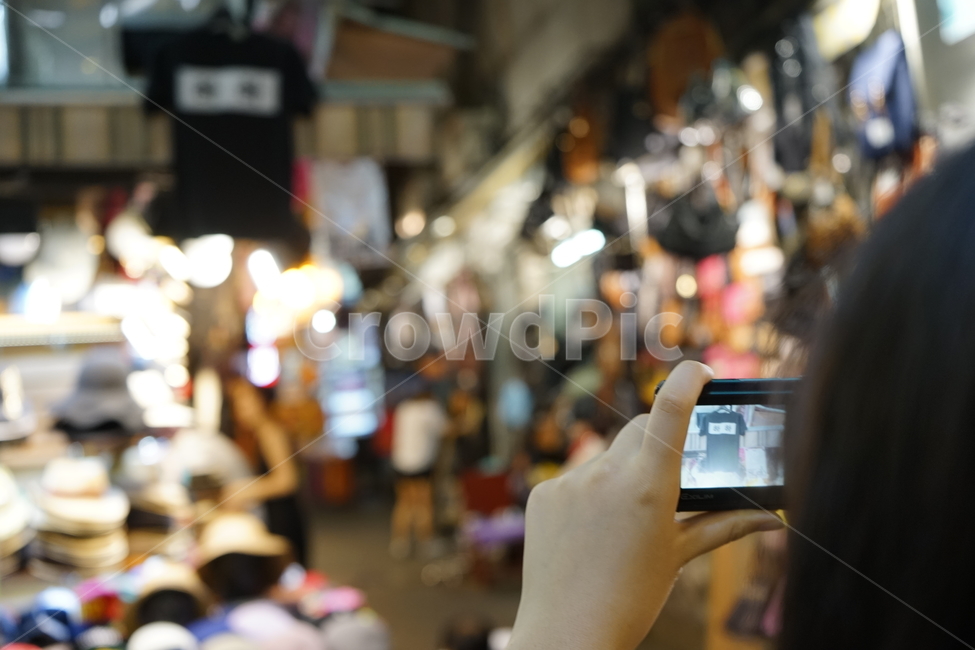 명동,시장,사진,촬영,흐림,집중,시장,마트,마켓,market,mart,market place,사람,인물,인간,human,person,신체일부,몸,body,사진작가,포토그래퍼,photographer