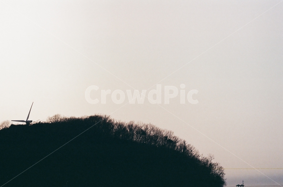 섬,하늘,터빈,풍력발전기,숲,나무,sky,island,windgenerator,바다,sea,black,film,자연,풍경,nature,landscape,outdoors,옥외