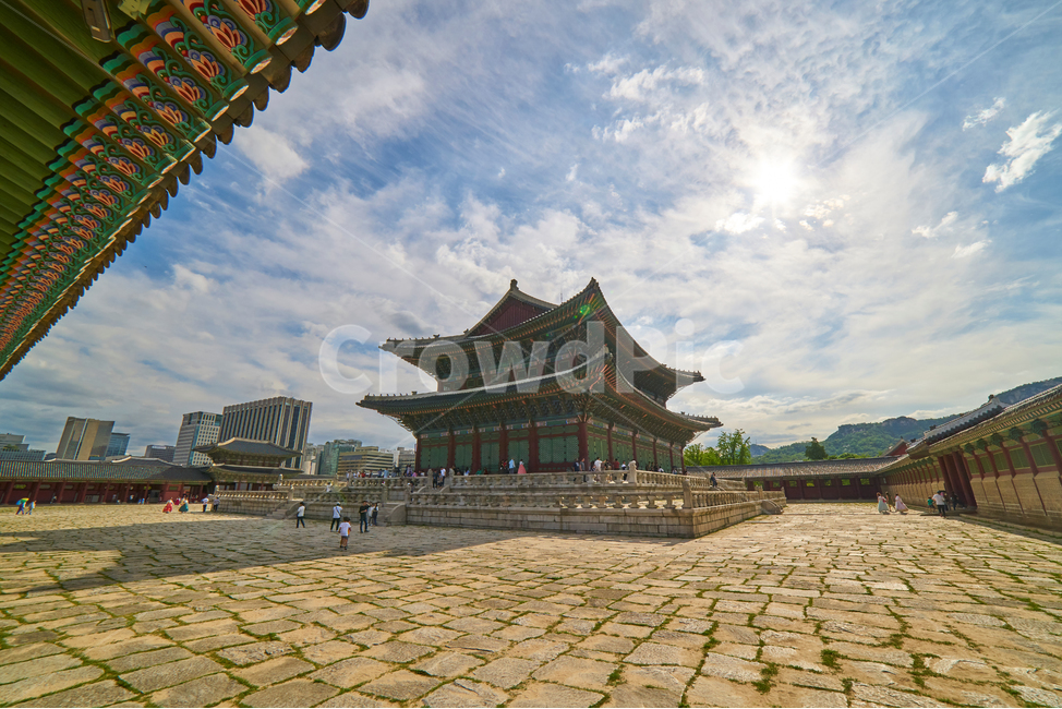 고궁,경복궁,문화재,옛건물,유산,하늘,구름,푸른하늘,처마,어처구니,기와,조선,한국전통,한국문화,korean traditional,korean culture,랜드마크,landmark,tourist attraction,한국랜드마크,한국관광지,한국명소,korea landmark,korea tourist attraction,사람들,대중,군중,other people,crowd,건축물,건물외관,exterior,building,structure,architecture,construction