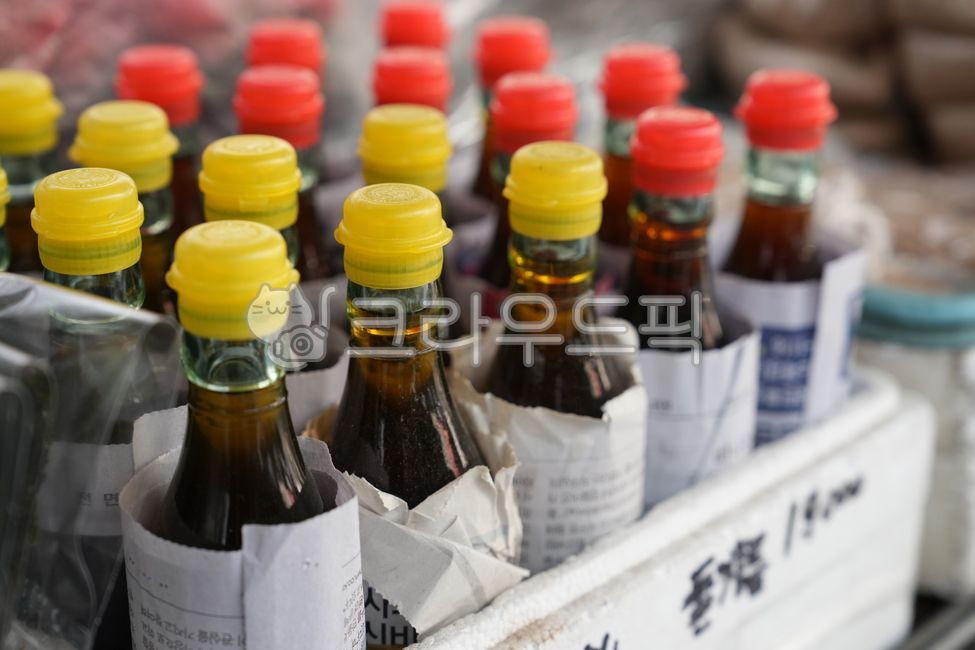 참기름,들기름,기름,병,신문지,종이,뚜껑,바구니,옛날,시장,유리병,유리,재료,음식,식재료,요리,판매