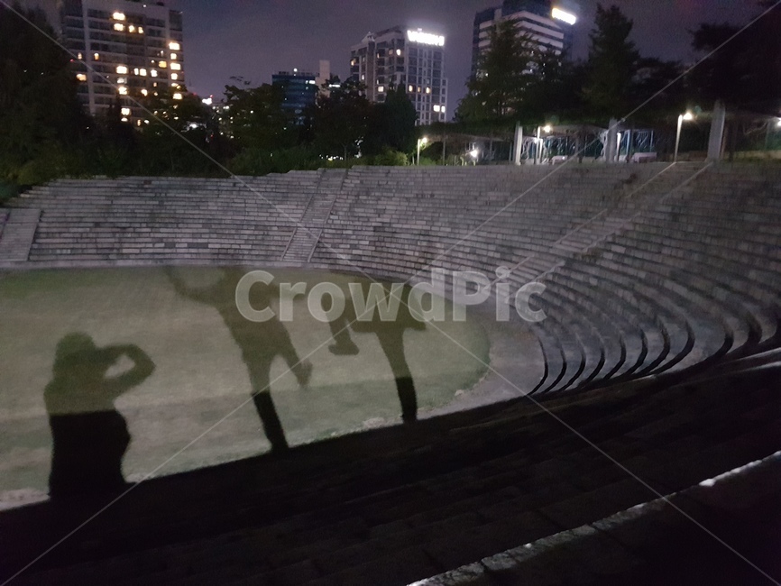 그림자,가족,마당,노천극장,밤,야경,밤,풍경,nightscape,night,landscape,인물실루엣,사람실루엣,character silhouette,human silhouette,building,건물,arena,투기장