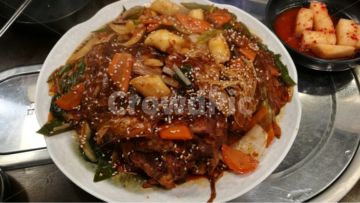 감자뼈찜,한국음식,맛,만찬,식사,볶음,맵다,짜다,저녁,푸짐하다,맛있다,깨,감자,당면,당근,채소,고가,음식,식재료,요리,food,cook,meal,dishes,food reserves,한식,한국음식,한국요리,korean food,korean dishes,korean meal,korean cook