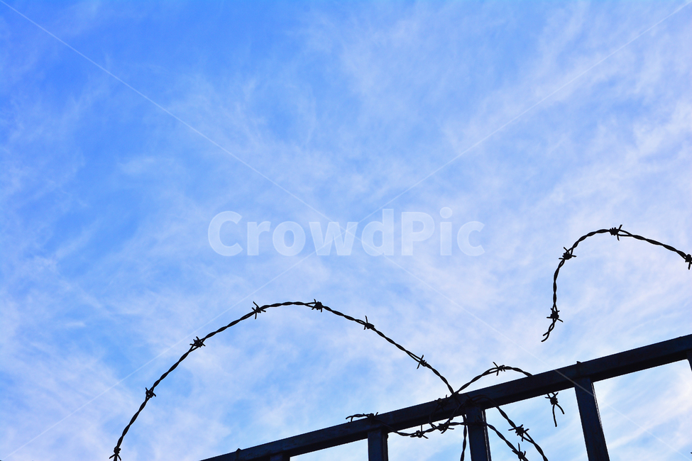 철조망,사슬,탈출,굴레,의미,상징,컨셉,콘셉,concept,fence,펜스,장벽,벽,담장,주의,notice,하늘,구름,쇠사슬,금속,울타리,출입금지