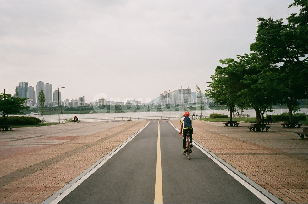 한강,자전거,한강공원,소실점,거리,도시,풍경,city,landscape,한국도시풍경,한국도시경관,korea cityscape,사람,인물,인간,human,person,transportation,교통,bike,vehicle,차량,bicycle,road,도로,asphalt,아스팔트